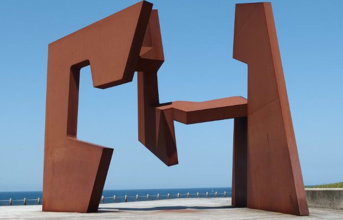 foto de la escultura de Chillida