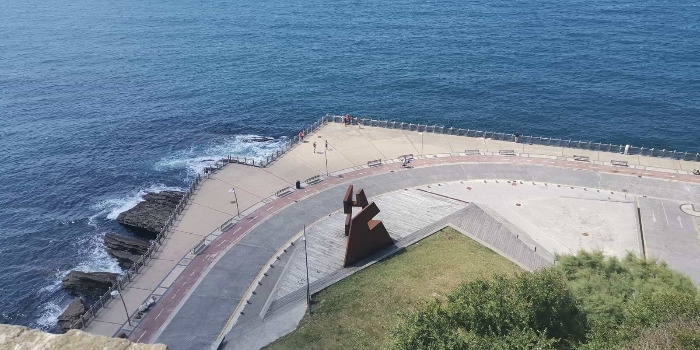 foto de la escultura de Chillida situada en el paseo nuevo